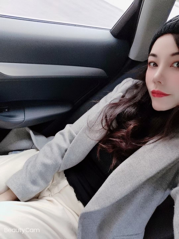 OL风格的小姐姐